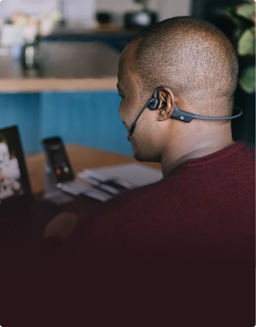The headset can be paired to up to two devices at a time and offers easy switching capabilities for seamless connection and more improved work efficiency.
